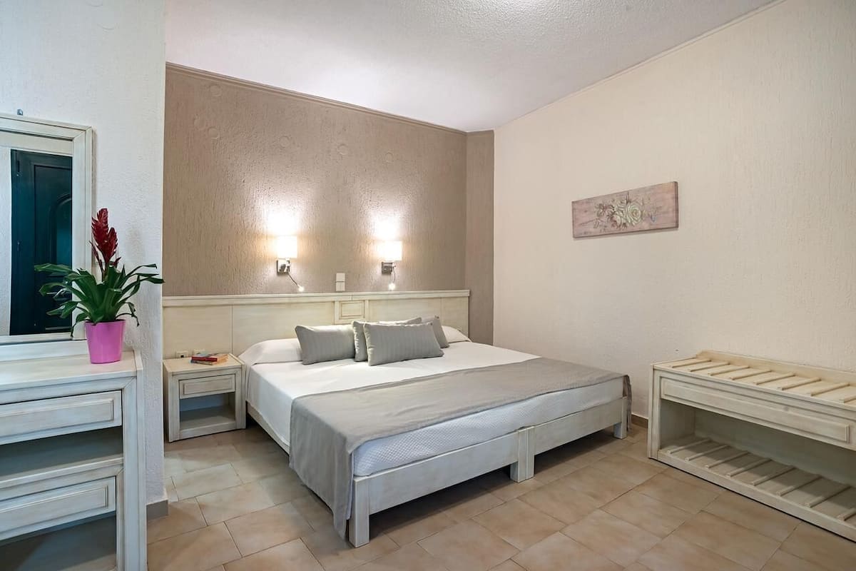 1 bedroom, in-room safe, iron/ironing board, free WiFi