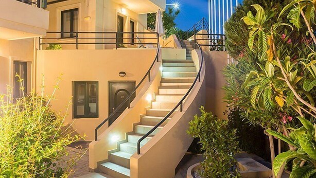 Un edificio de varios pisos con una escalera curva que sube a los niveles superiores.