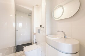 Douche, serviettes fournies, savon, shampoing