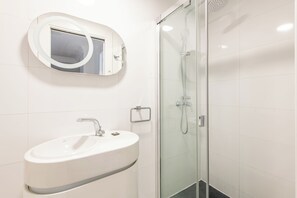 Een douche, handdoeken, zeep, shampoo