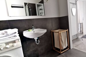Apartment, Courtyard View | Bathroom - Yellow Palm (Vienna)