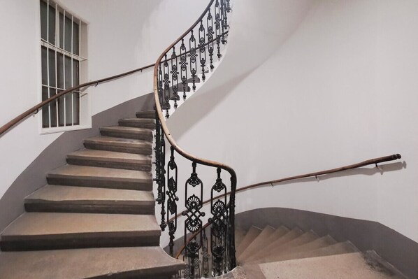 Property entrance - Yellow Palm (Vienna)