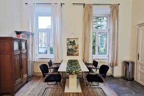 Living area - Yellow Palm (Vienna)