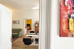 Interior entrance - Yellow Palm (Vienna)