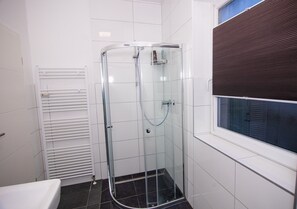 Regadera, secadora de cabello, toallas, jabón