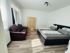 2 habitaciones, escritorio y tabla de planchar con plancha