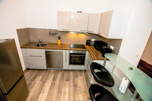 Fridge, microwave, oven, stovetop - Cozy 3 room apartment in the central location of Heuchelheim (Heuchelheim)