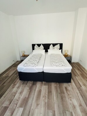 2 Schlafzimmer, Schreibtisch, Bügeleisen/Bügelbrett, Reisekinderbett