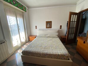 2 makuuhuonetta, työpöytä, ilmainen Wi-Fi, vuodevaatteet