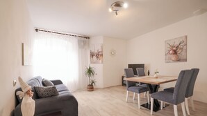Comfort Apartment, 2 Bedrooms | Ruang tamu | TV skrin rata 