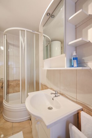 Appartement Confort, 2 chambres | Salle de bain
