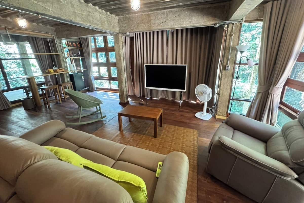 Design Studio Suite, 1 Bedroom, Non Smoking, River View | Living area