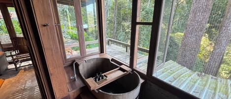 Studiosuite – deluxe, fjellutsikt | Bad | Separat badekar og dusj, hårføner, badekåper og tøfler