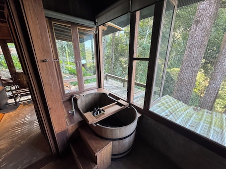 Deluxe Studio Suite, Mountain View | Bathroom | Separate tub and shower, hair dryer, bathrobes, slippers. Mii Paa Aii