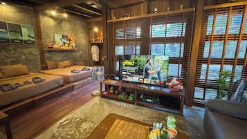 Deluxe Studio Suite, Mountain View | Living area | 55-inch Smart TV with digital channels, video game console, Netflix