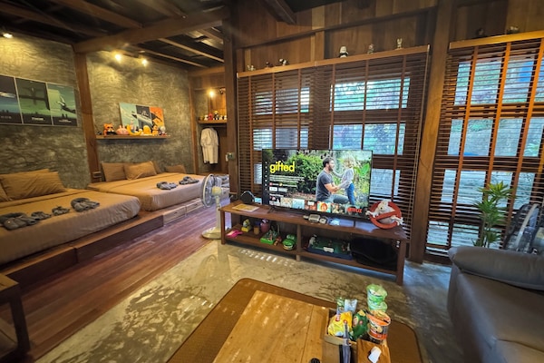 Deluxe Studio Suite, Mountain View | Living area | 55-inch Smart TV with digital channels, video game console, Netflix