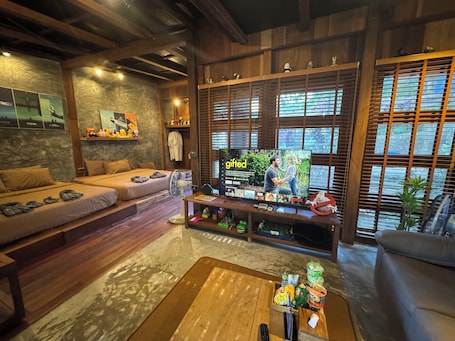 Deluxe Studio Suite, Mountain View | Living area | 55-inch Smart TV with digital channels, video-game console, Netflix