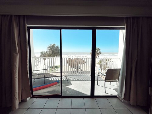 Sea Breeze 105 1 bed/1 Bath-Direct Gulf front Great Summer/Fall Rates