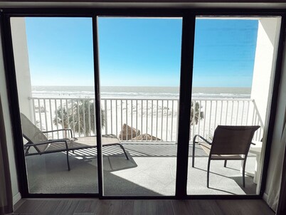 Sea Breeze-205 1 bed/1 Bath-Direct Gulf front -Super Summer Special Available