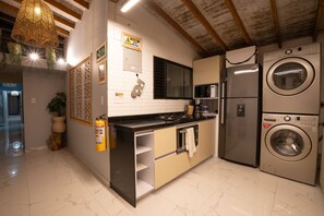 Jääkaappi, mikroaaltouuni, kahvin-/teenkeitin, tehosekoitin