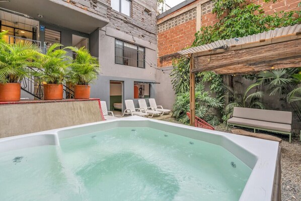 Outdoor spa tub