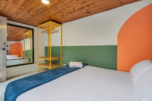 3 bedrooms, desk, iron/ironing board, free WiFi