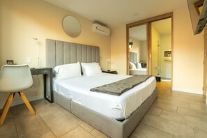 1 habitación, escritorio, tabla de planchar con plancha y cuna de viaje 