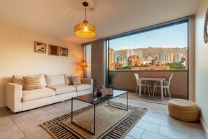 Smart TV, ping pong - 1BR Apt private Balcony with AC near Milla de Oro (Medellín)