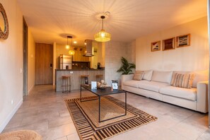 Smart TV, ping pong - 1BR Apt private Balcony with AC near Milla de Oro (Medellín)