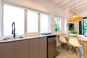 Mikrobølgeovn, kaffe-/temaskine, køkkentøj/tallerkener/redskaber