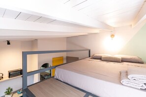 1 chambre, bureau, fer et planche à repasser, lit de bébé portatif