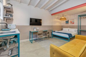 1 chambre, bureau, fer et planche à repasser, lit parapluie