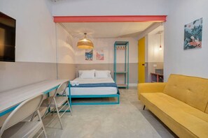 1 chambre, bureau, fer et planche à repasser, lit parapluie