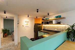 Four à micro-ondes, un four, cafetière-théière, vaisselle et ustensiles