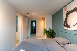 2 chambres, bureau, fer et planche à repasser, lit de bébé portatif