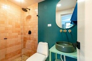 Séchoir à cheveux, serviettes fournies