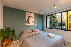 2 bedrooms, desk, iron/ironing board, travel crib - 2BR Apt with private balcony in Manila & fast Wifi (Medellín)