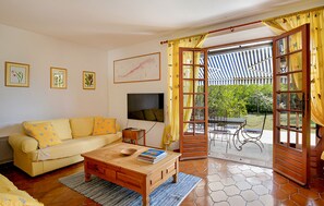 Televisor intel·ligent, llar de foc, llibres i pantalles d'ordinador 