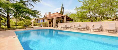 Een buitenzwembad en een verwarmd zwembad