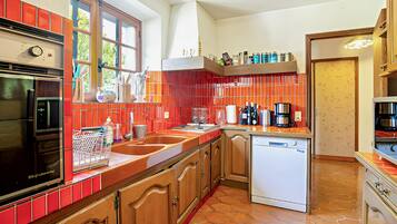 Køleskab, mikrobølgeovn, ovn, kogeplade