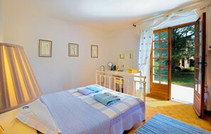 3 habitaciones, escritorio, tabla de planchar con plancha y wifi gratis