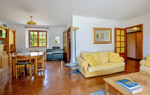 Televisor intel·ligent, llar de foc, llibres i pantalles d'ordinador 