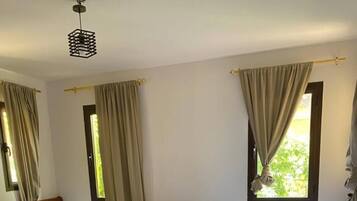 4 habitaciones, tabla de planchar con plancha, wifi y ropa de cama