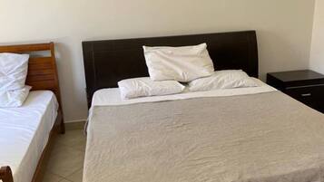 4 bedrooms, iron/ironing board, WiFi, bed sheets