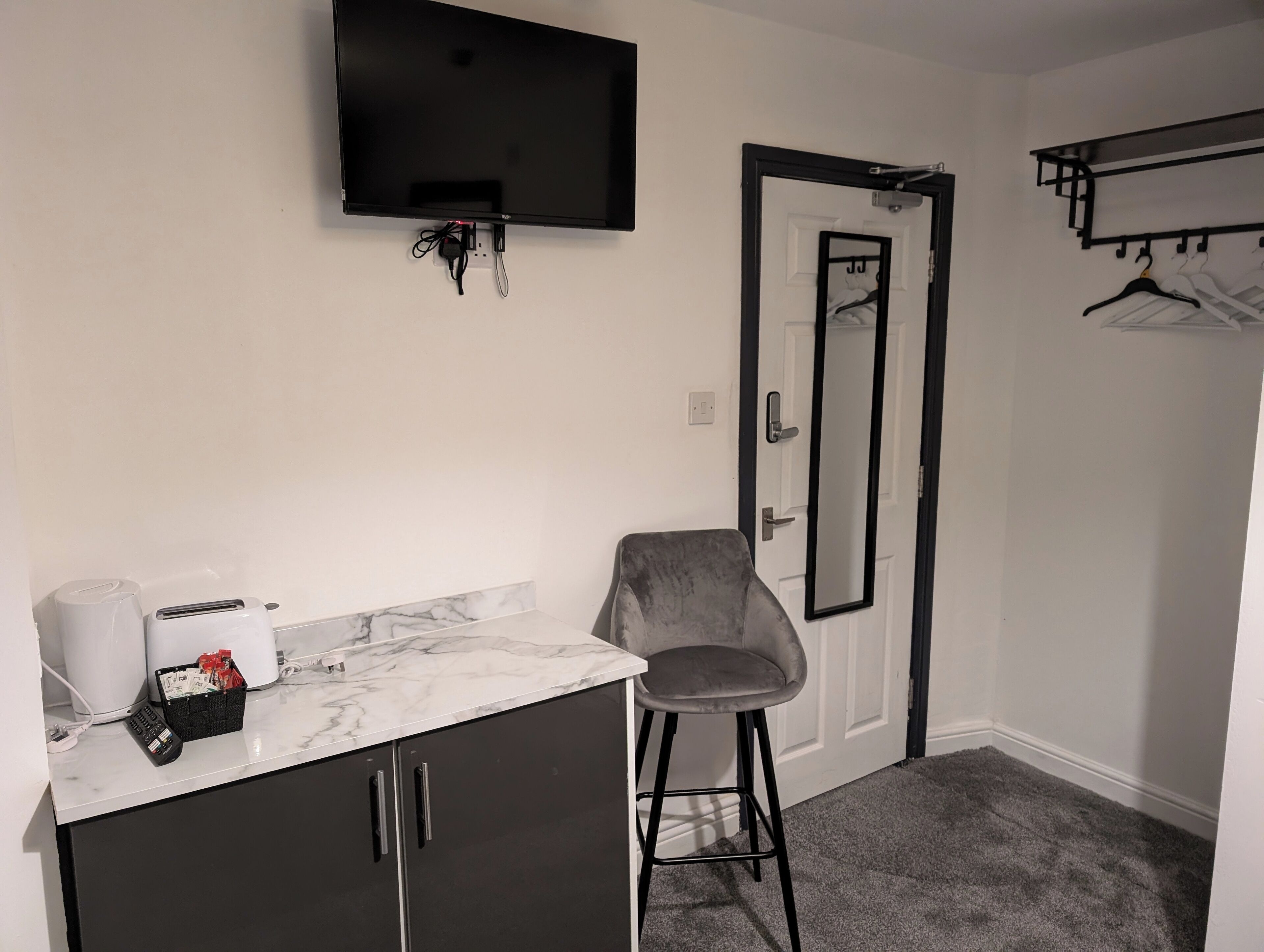 Quarto casal, 1 cama King | Individualmente decorados, Wi-Fi de cortesia, roupa de cama