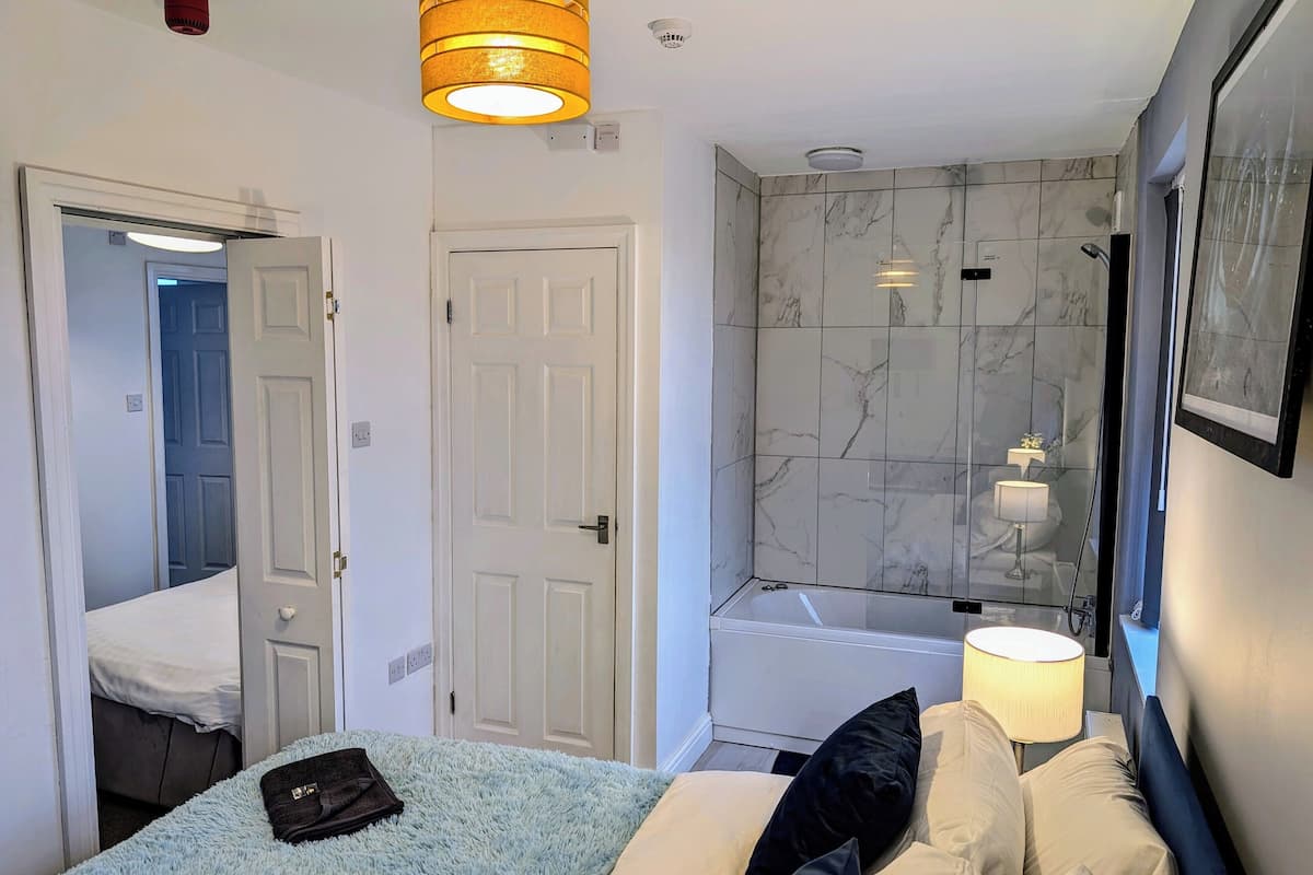 Quarto quádruplo família, vista para a cidade | 1 quarto, individualmente decorados, Wi-Fi de cortesia, roupa de cama