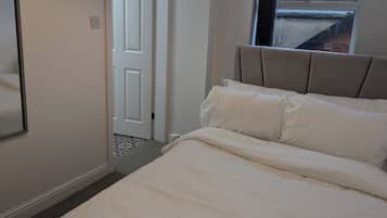 Quarto quádruplo família, vista para a cidade | 1 quarto, individualmente decorados, Wi-Fi de cortesia, roupa de cama