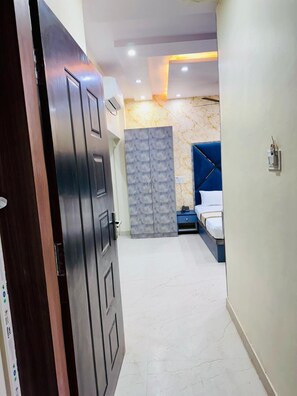 Escrivaninha, espaço de trabalho para notebook, Wi-Fi de cortesia