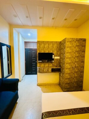 Quarto casal luxo | Escrivaninha, espaço de trabalho para notebook, Wi-Fi de cortesia