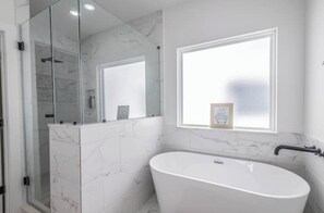 Douche, sèche-cheveux, serviettes fournies, savon